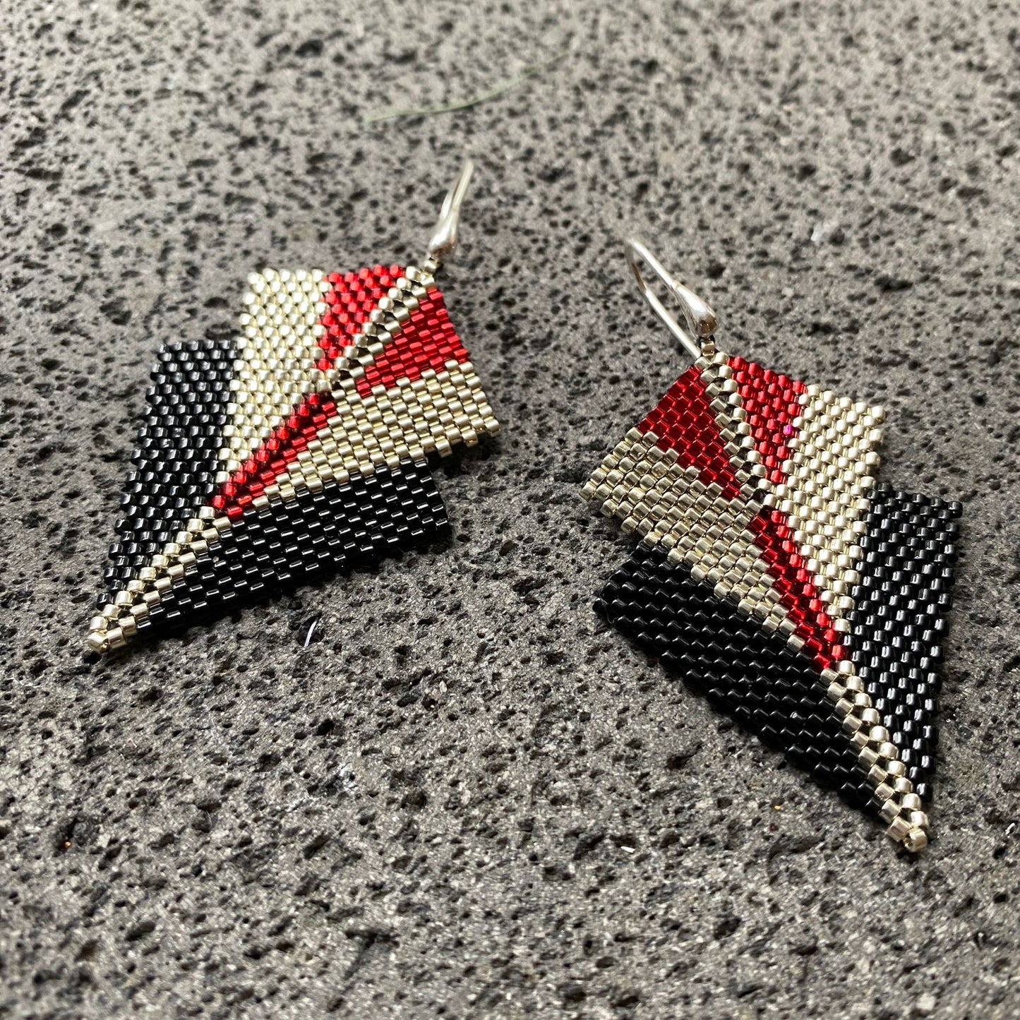 Aretes Centauri Negro y Rojo
