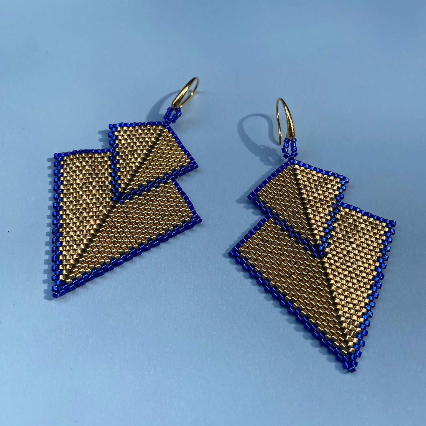 Aretes Atik Dorado y Azul o Plateado y Rojo