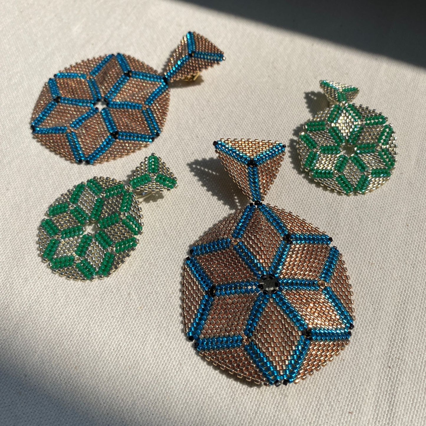Aretes Altair III Azul Eléctrico y Dorado