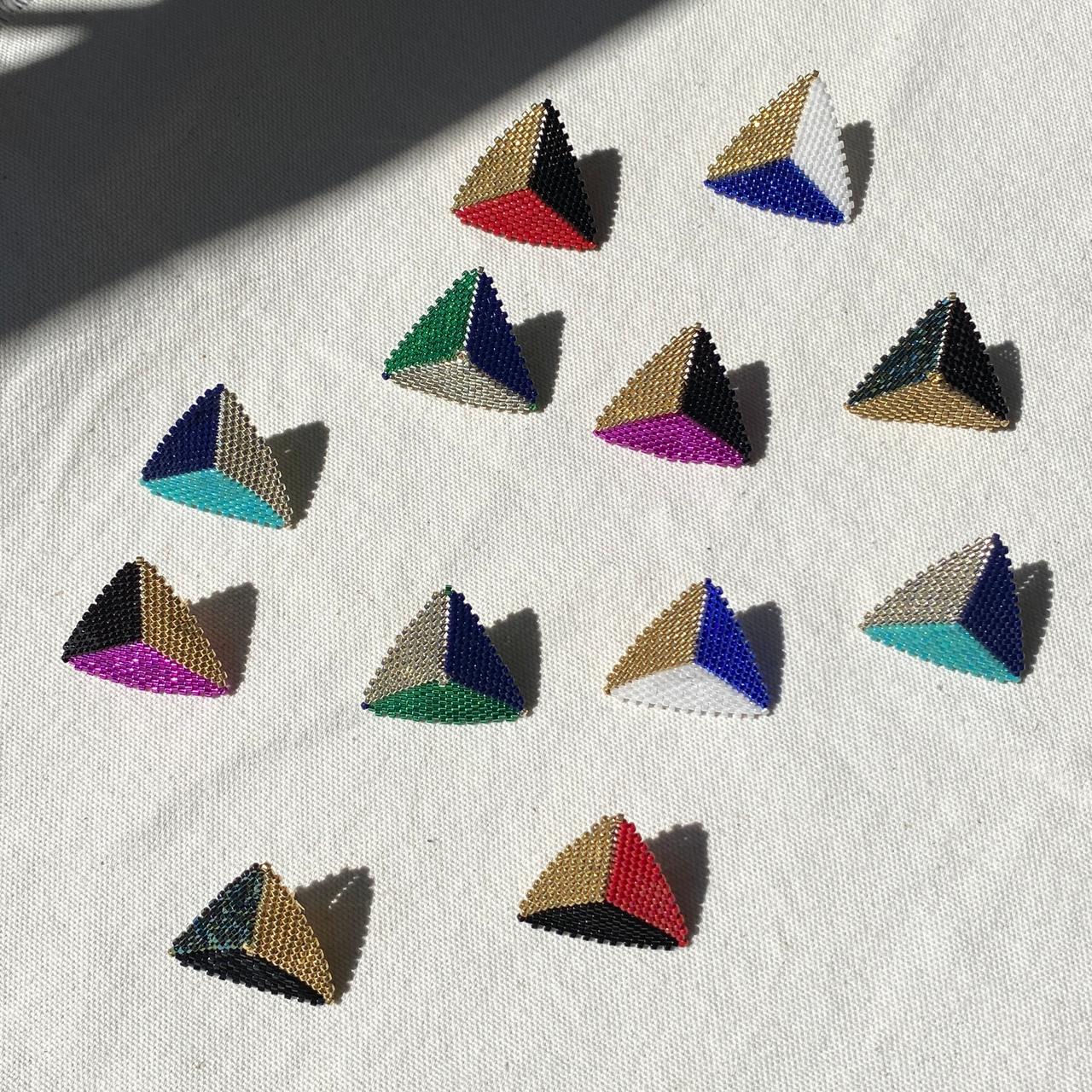 Aretes Triángulos Tricolor Verde Facetas, Negro y Dorado