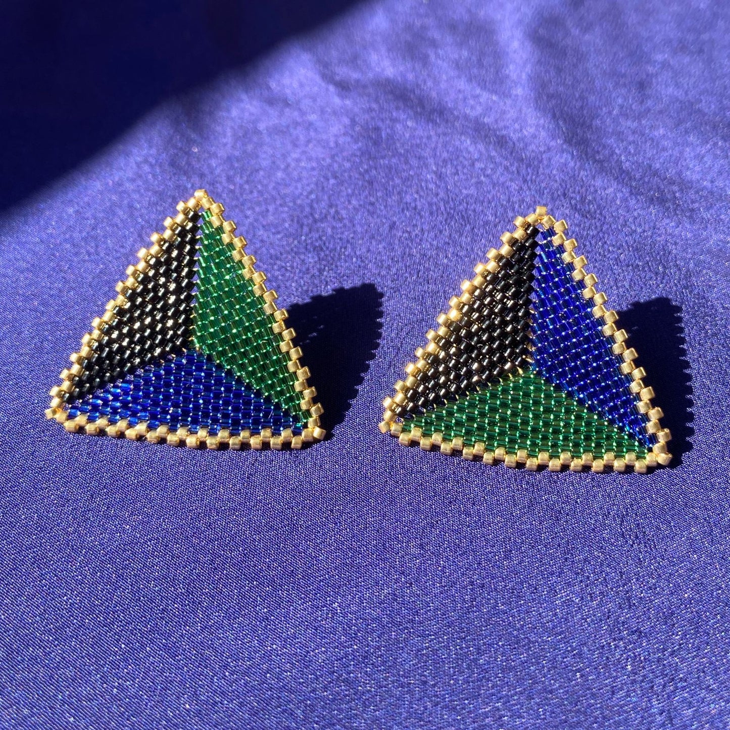 Aretes Triángulos con Borde Pavo Real