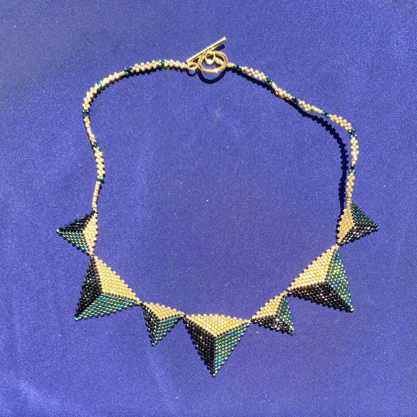 Collar Altaïr Verde Facetas, Negro y Dorado