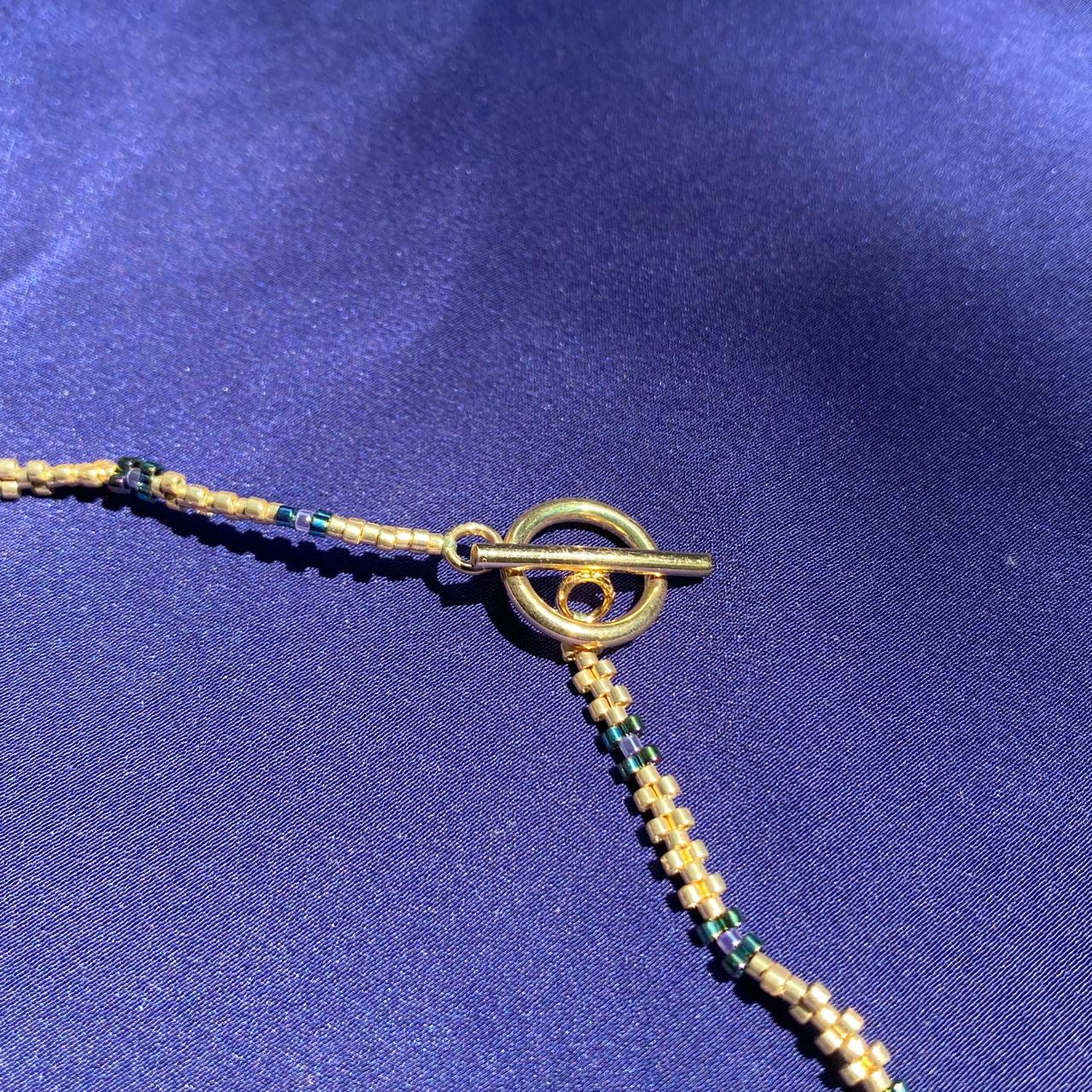 Collar Altaïr Verde Facetas, Morado y Dorado