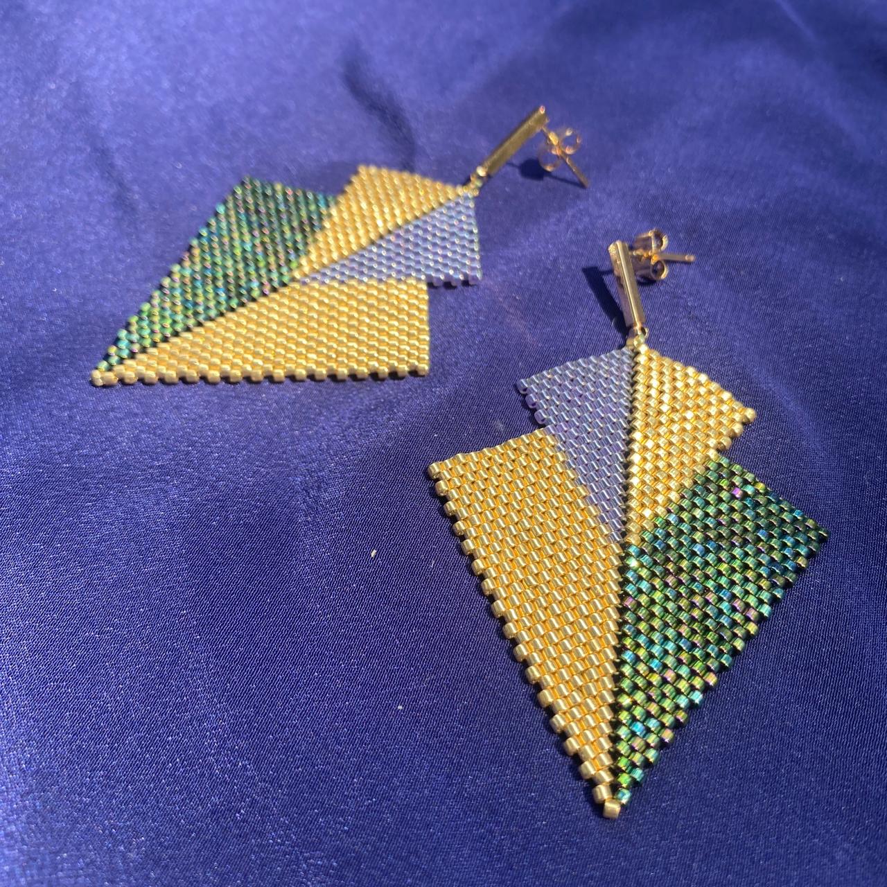 Aretes Atik Verde Facetas, Morado y Dorado - Asimétrico