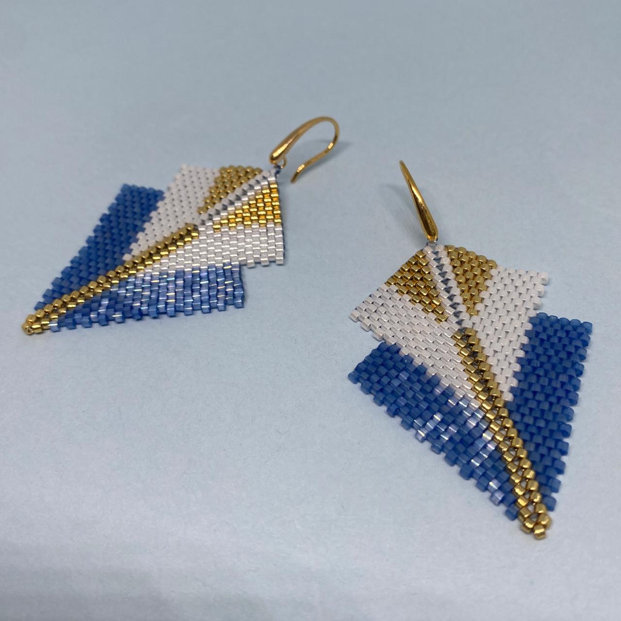 Aretes Centauri Azul Claro, Blanco y Dorado