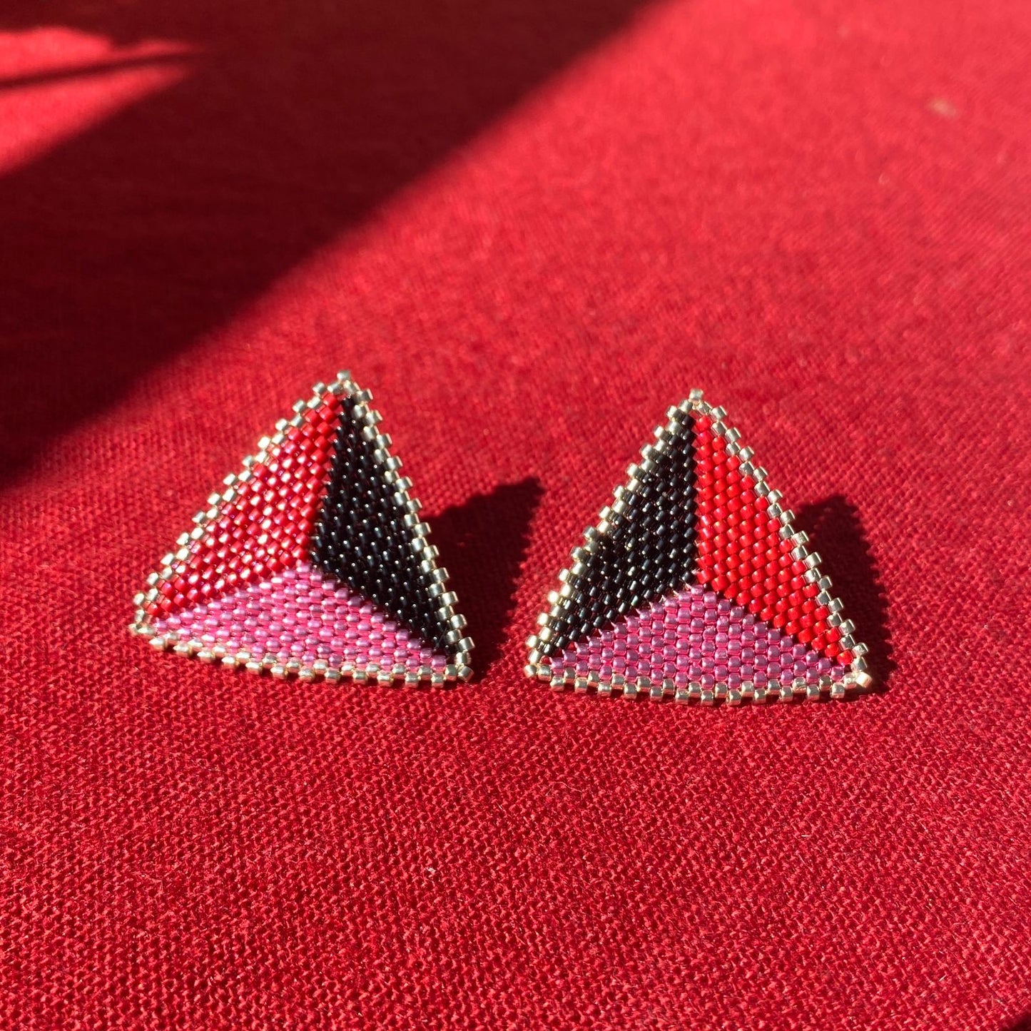 Aretes Triángulos con Borde Rojo, Rosa y Negro