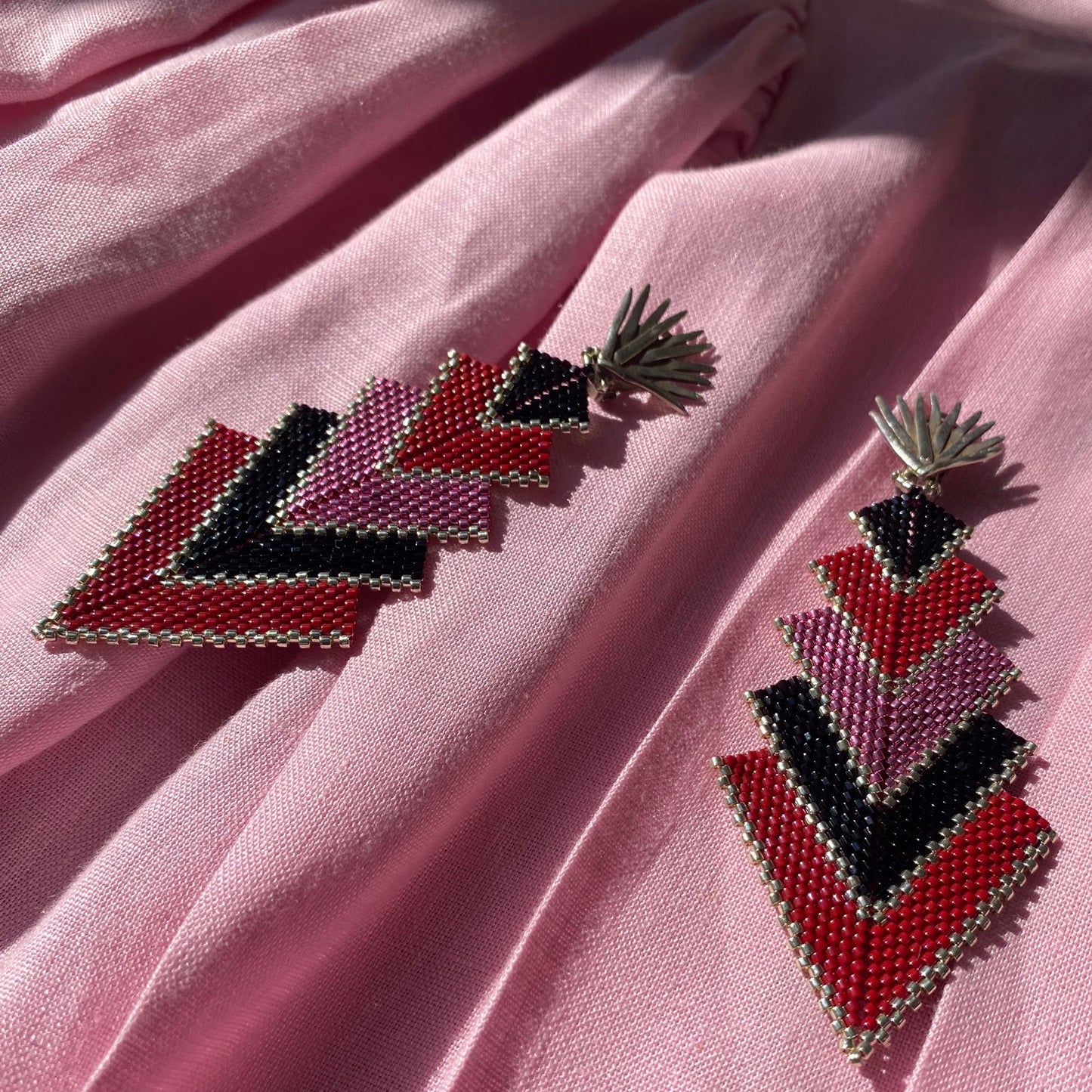 Aretes Capella Rojo, Rosa y Negro con Broches Magueyes