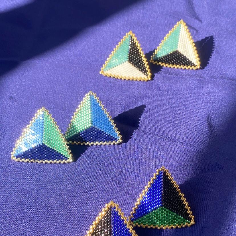 Aretes Triángulos con Borde Verde Escamas, Blanco y Negro