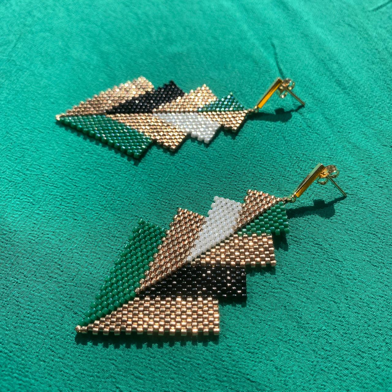 Aretes Rigel Verde Esmeralda, Negro y Dorado - Asimétrico