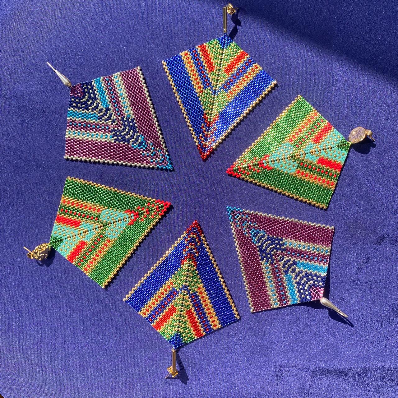 Aretes Penacho Negro y Dorado