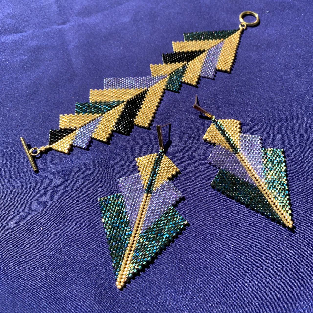 Conjunto Aretes Danika y Brazalete Capella Verde, Morado y Dorado