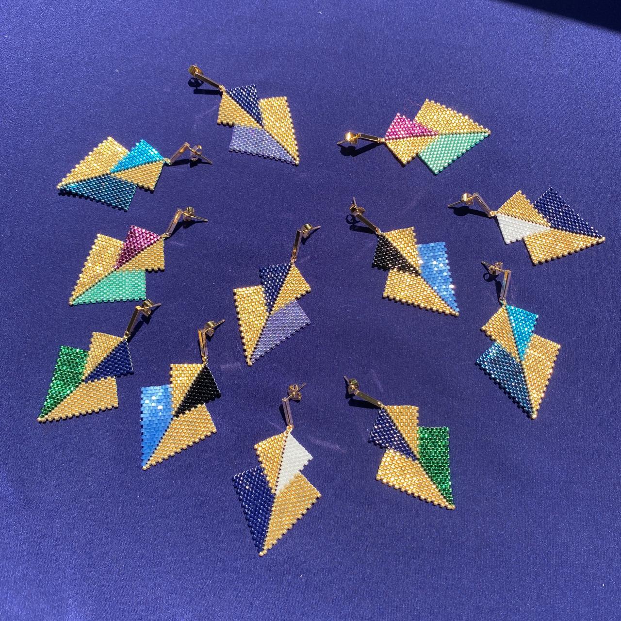 Aretes Mini Atik Azul Eléctrico y Dorado - Asimétrico