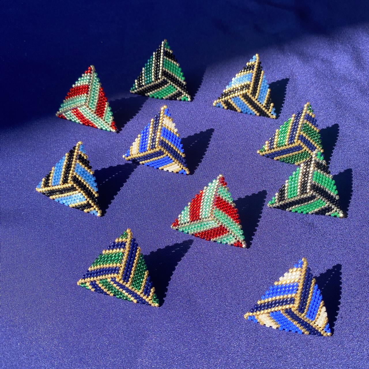 Aretes Triángulos con Líneas Azul Escamas, Negro y Dorado