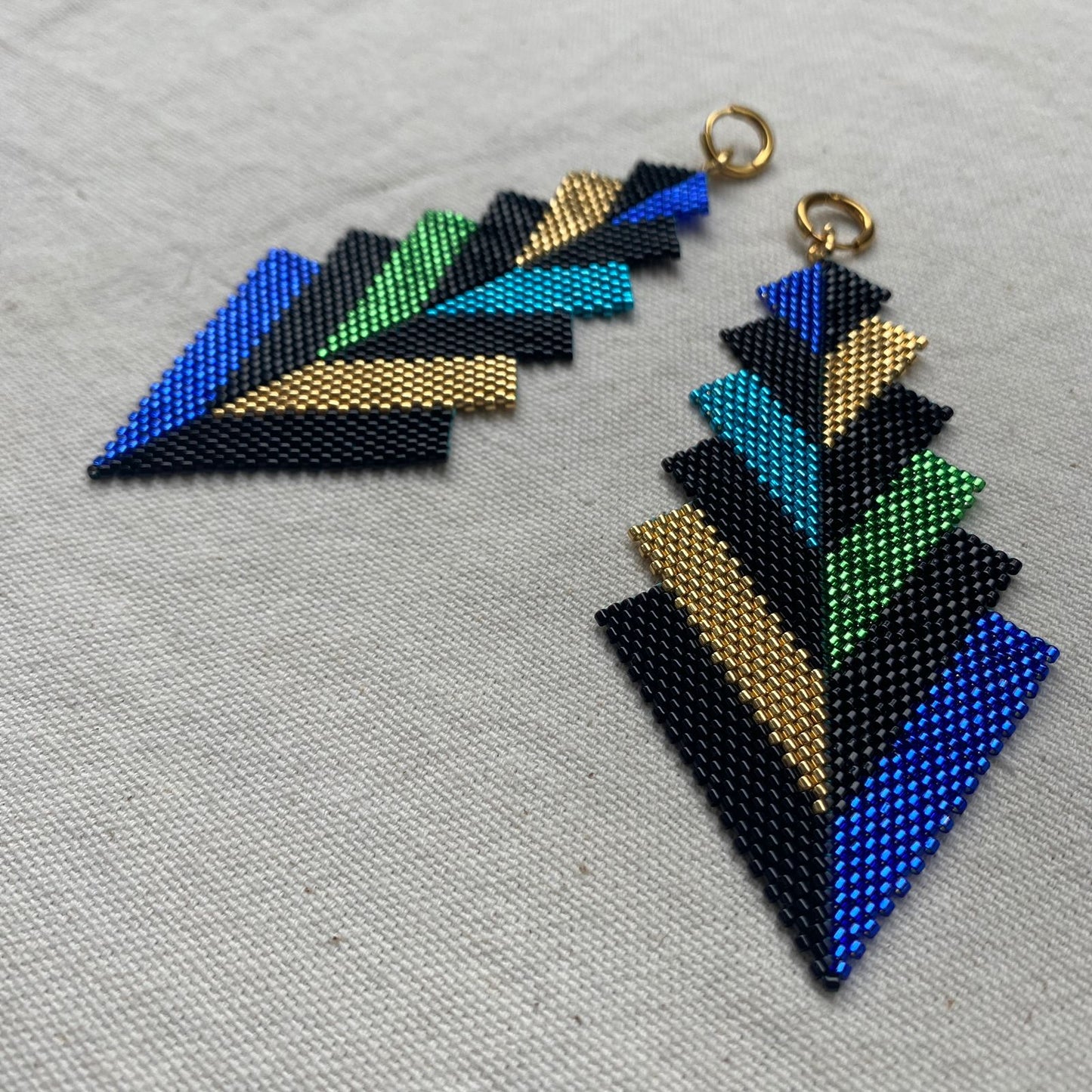 Aretes Prabhas Pavo Real - Asimétrico