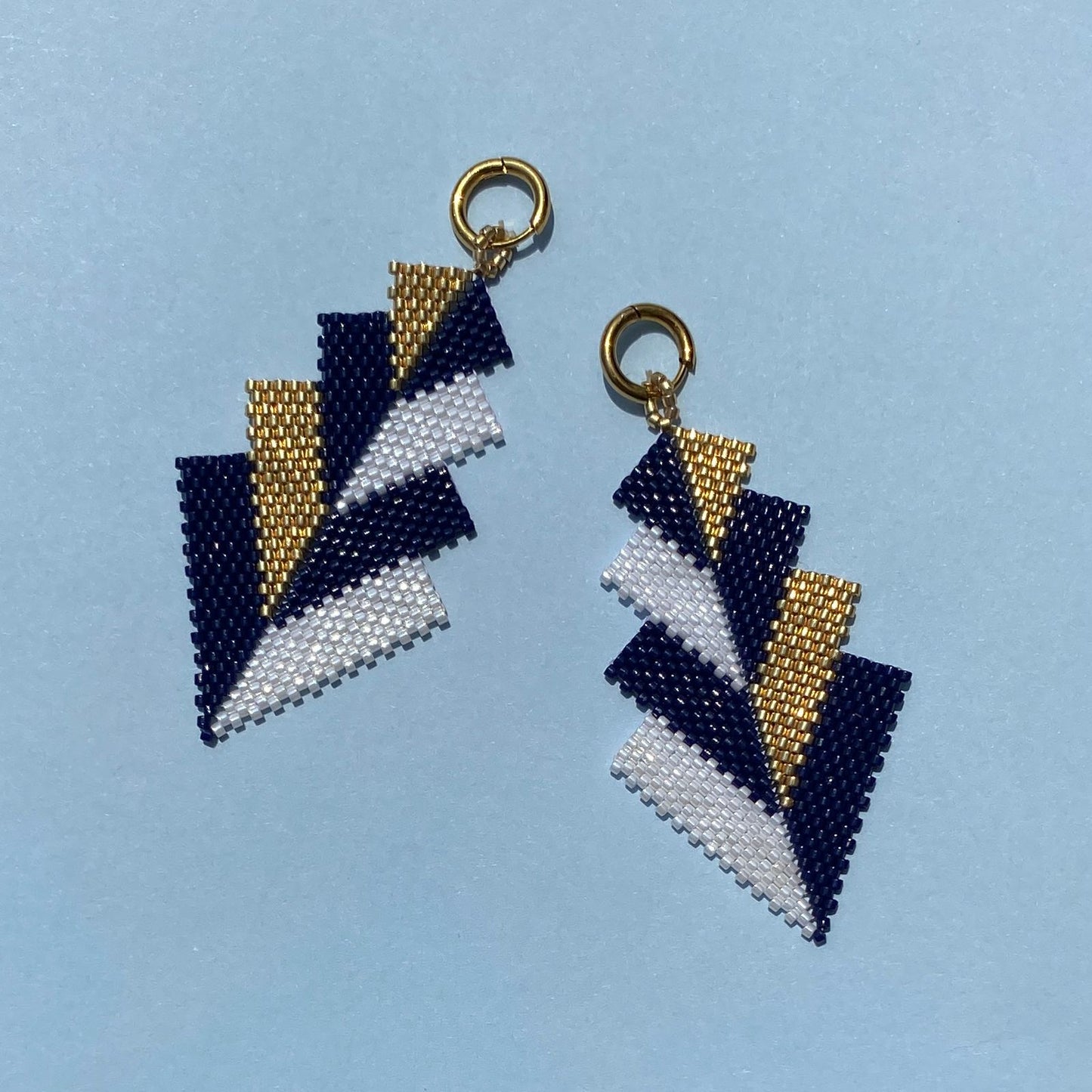 Aretes Rigel Azul Marino y Blanco - Asimétrico