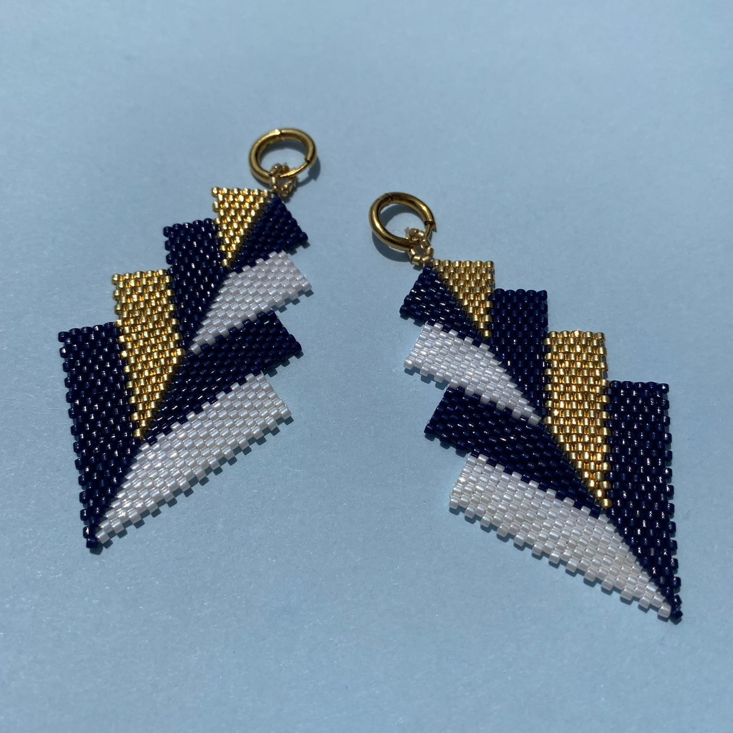 Aretes Rigel Azul Marino y Blanco - Asimétrico