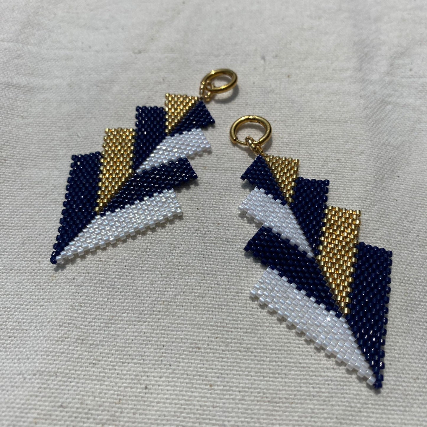Aretes Rigel Azul Marino y Blanco - Asimétrico