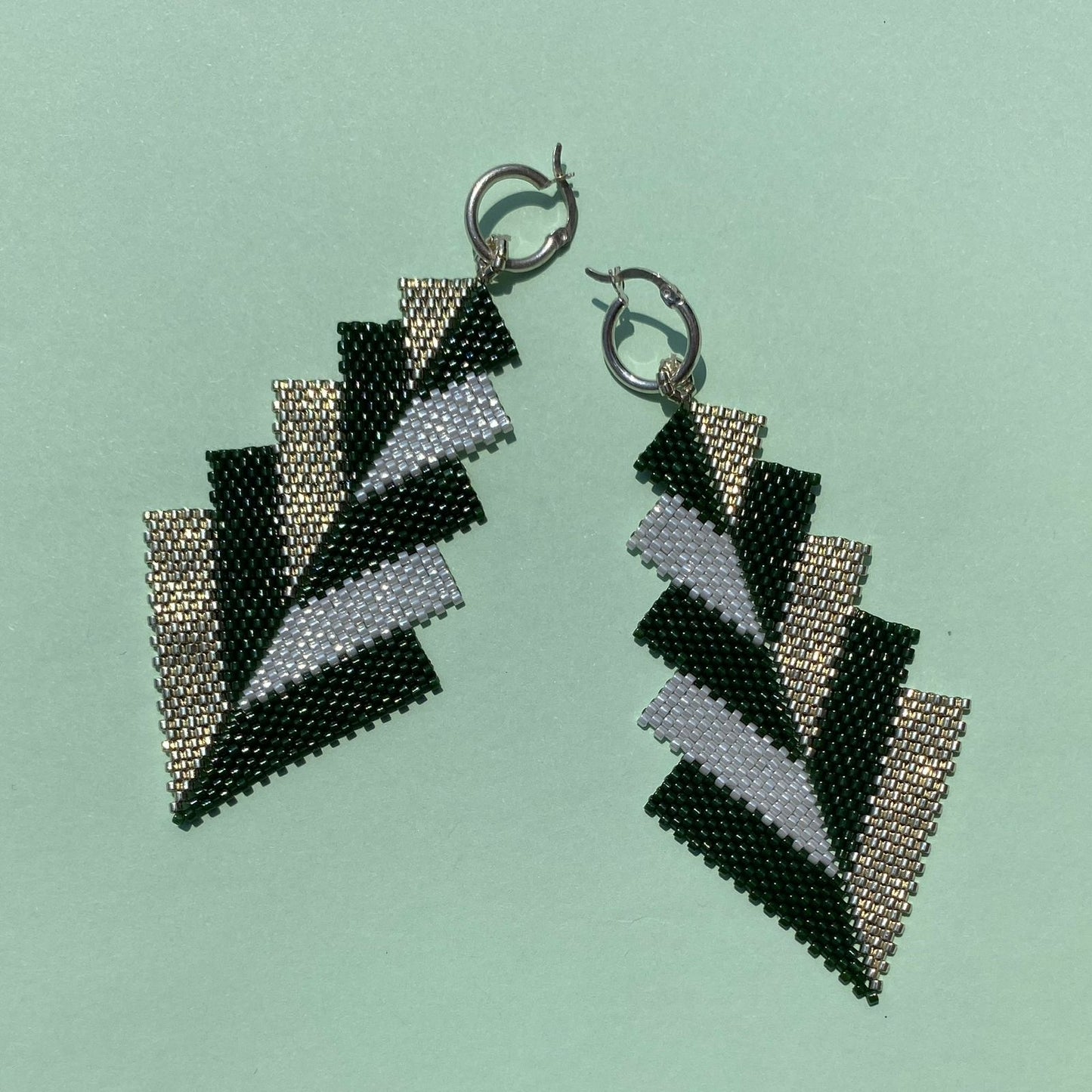 Aretes Capella Verde Olivo y Blanco - Asimétrico