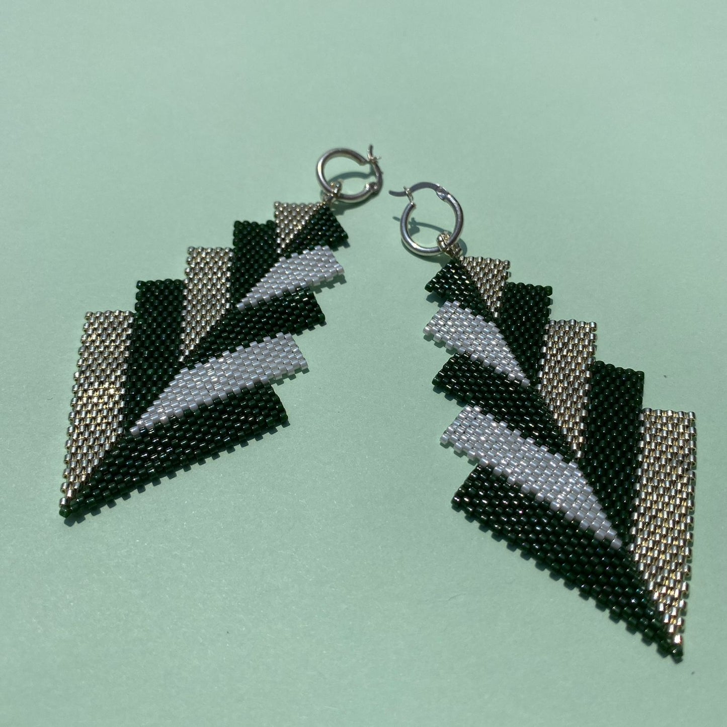 Aretes Capella Verde Olivo y Blanco - Asimétrico