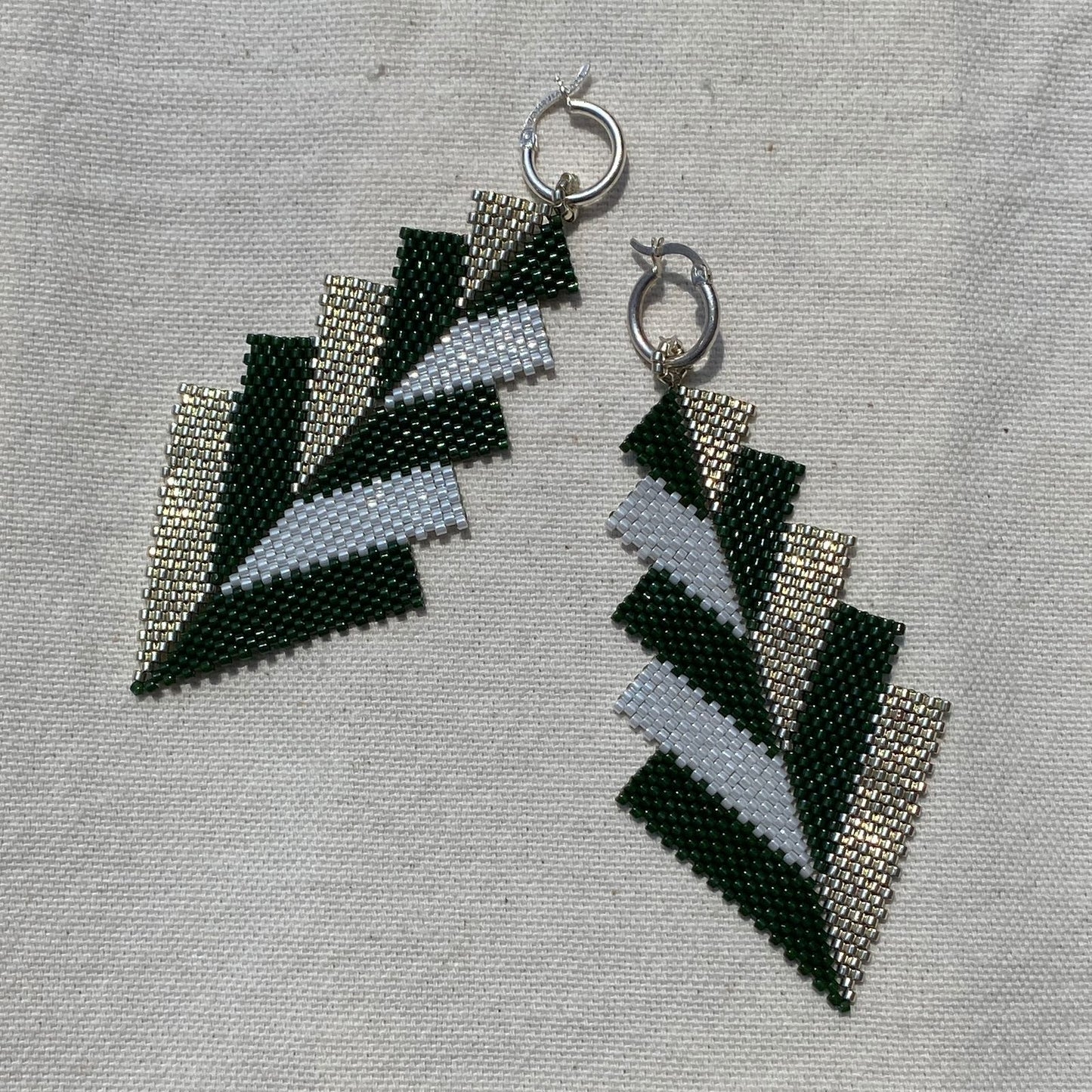Aretes Capella Verde Olivo y Blanco - Asimétrico
