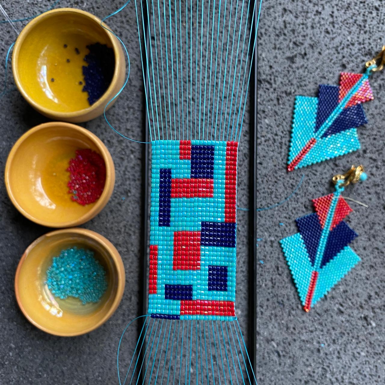 Conjunto Aretes Danika y Pulsera Azul Turquesa, Azul Marino y Rojo