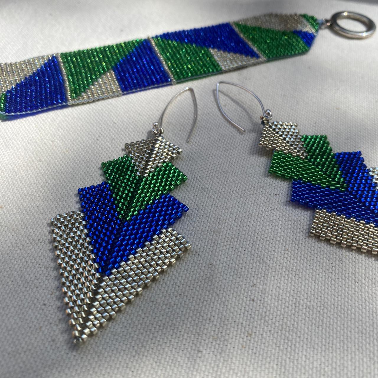 Conjunto Aretes Rigel y Pulsera Verde Limón, Azul y Plateado