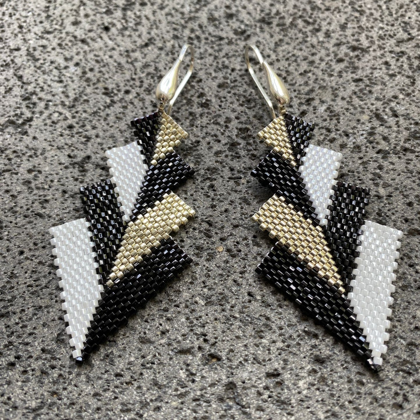 Aretes Rigel Negro, Blanco y Plateado - Asimétrico