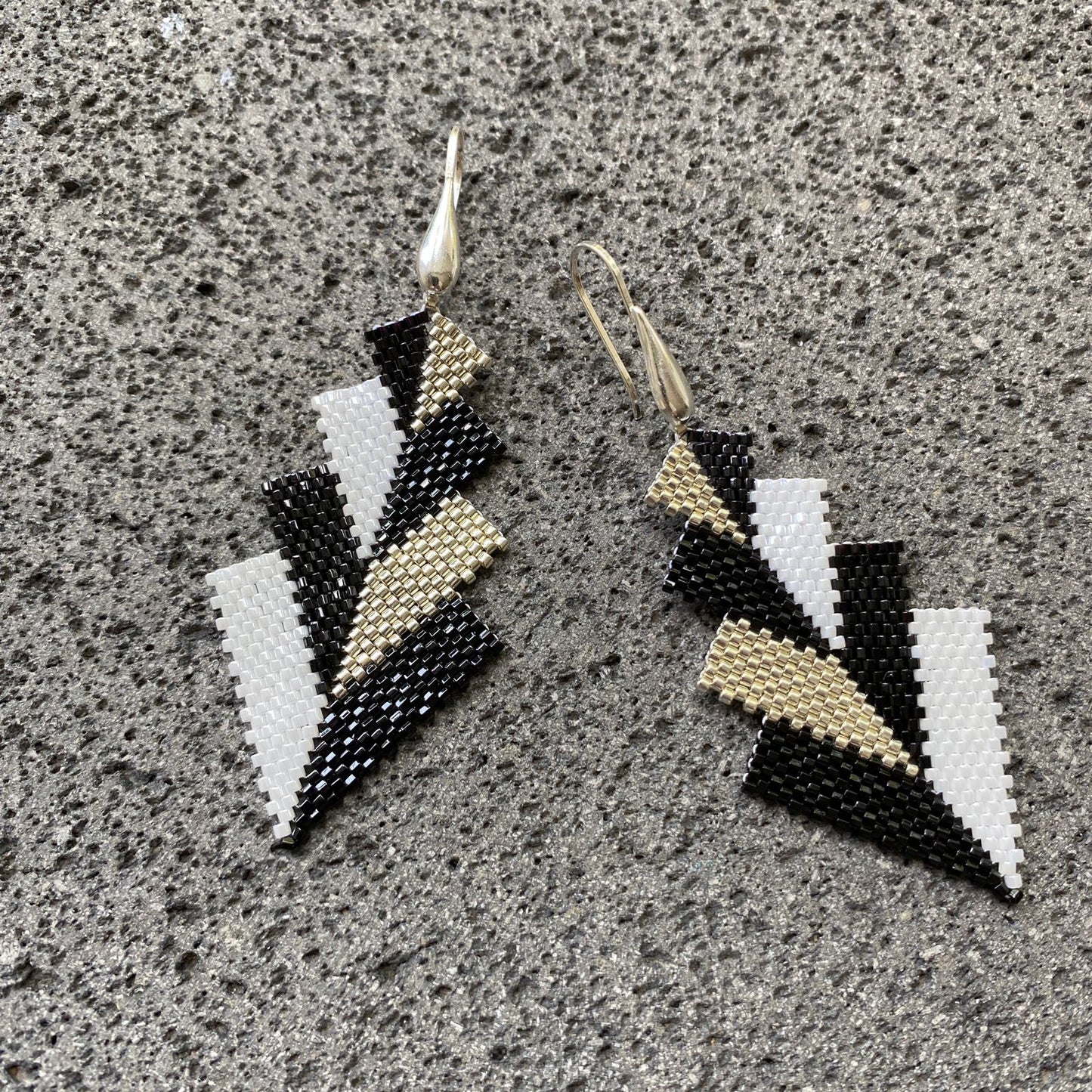 Aretes Rigel Negro, Blanco y Plateado - Asimétrico