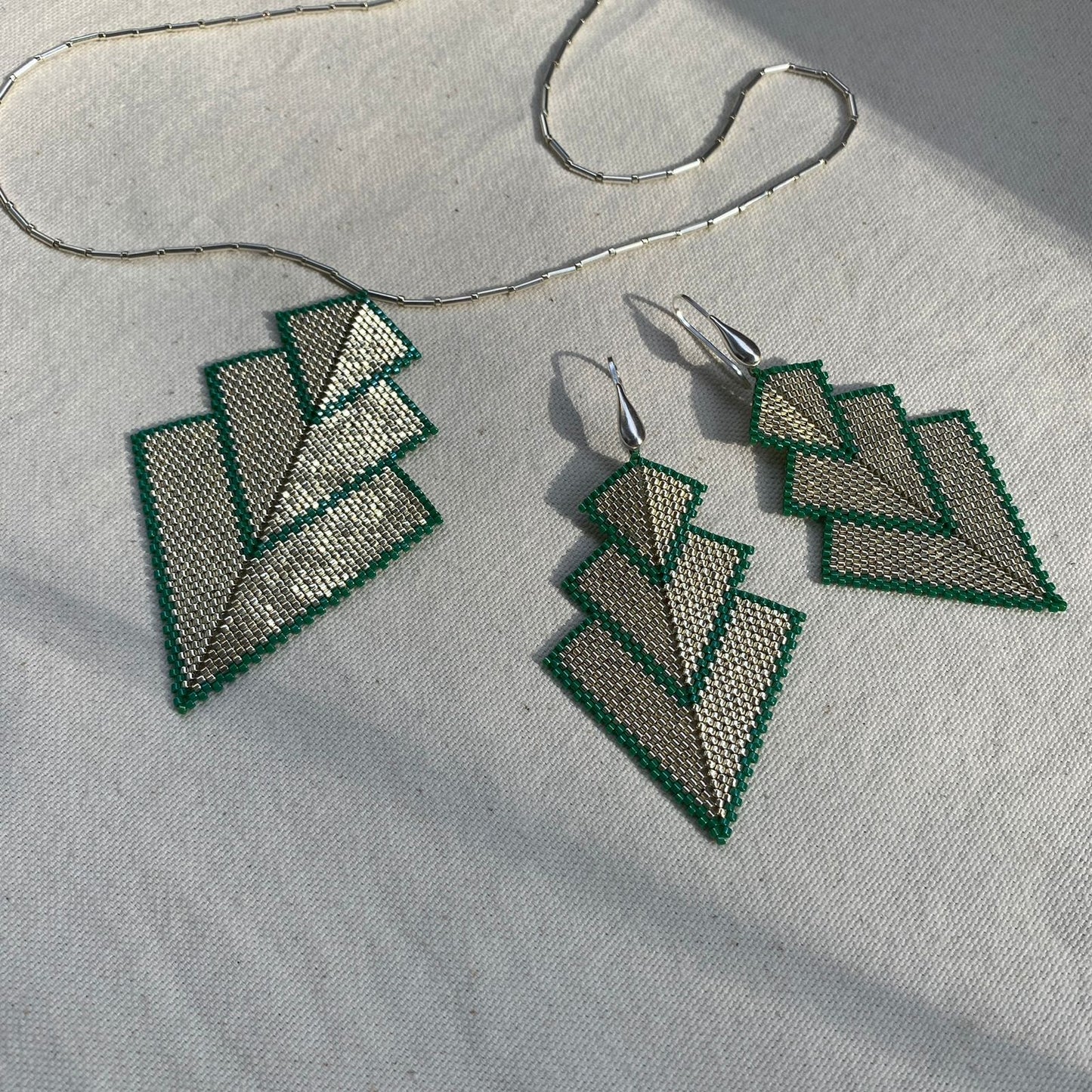Conjunto Dije Cygni y Aretes Danika Plateado y Verde Esmeralda