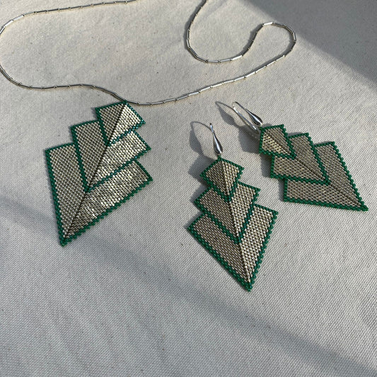 Conjunto Dije Cygni y Aretes Danika Plateado y Verde Esmeralda