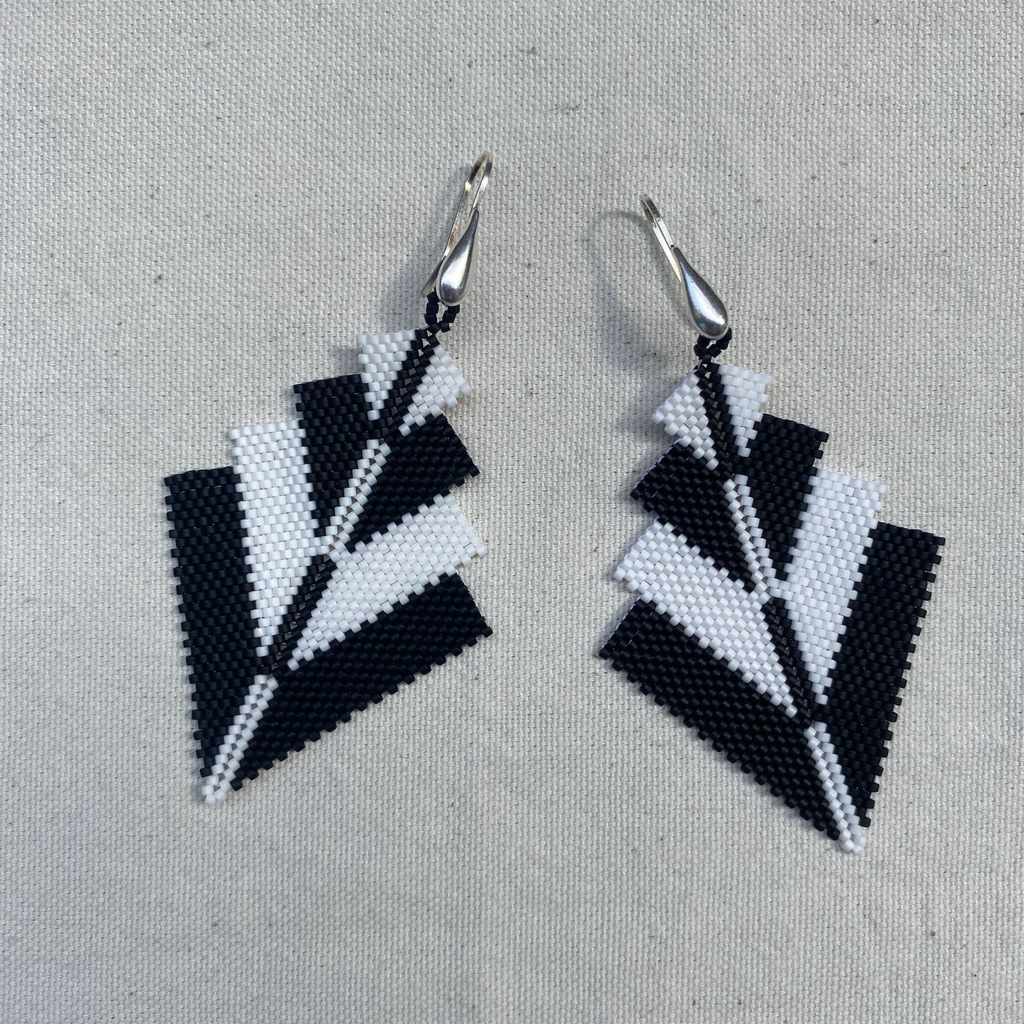 Aretes Vega Negro y Blanco
