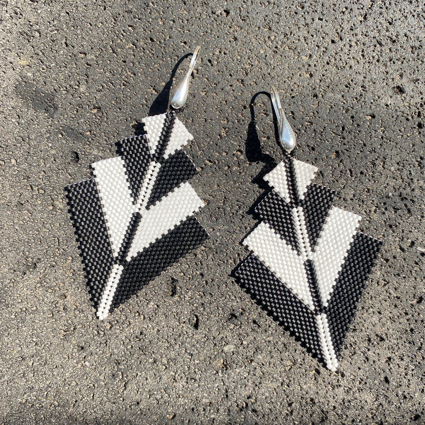 Aretes Vega Negro y Blanco