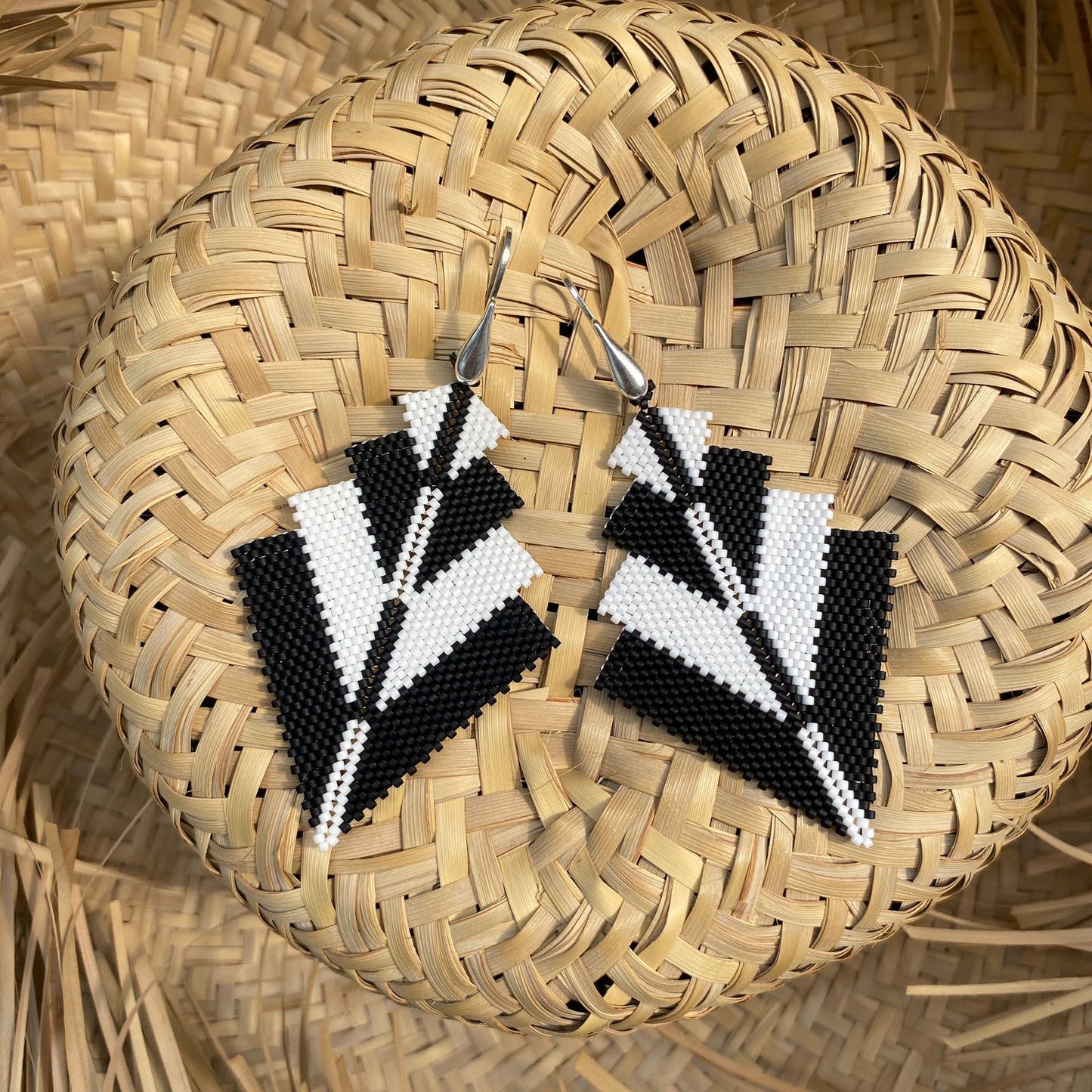Aretes Vega Negro y Blanco