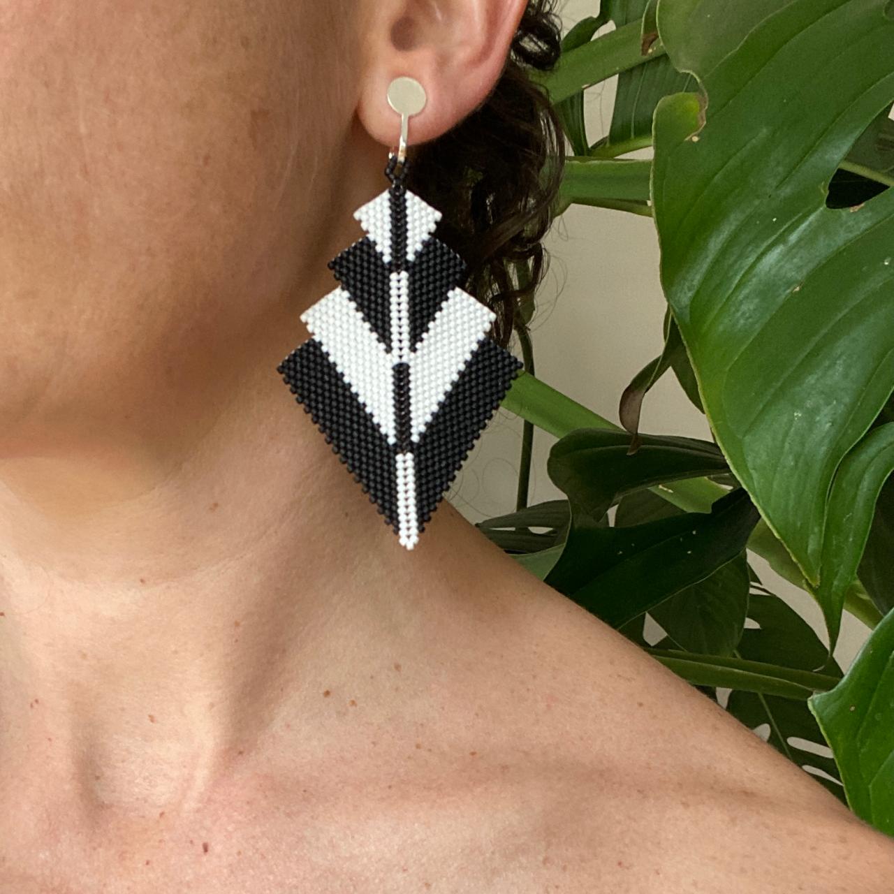 Aretes Vega Negro y Blanco