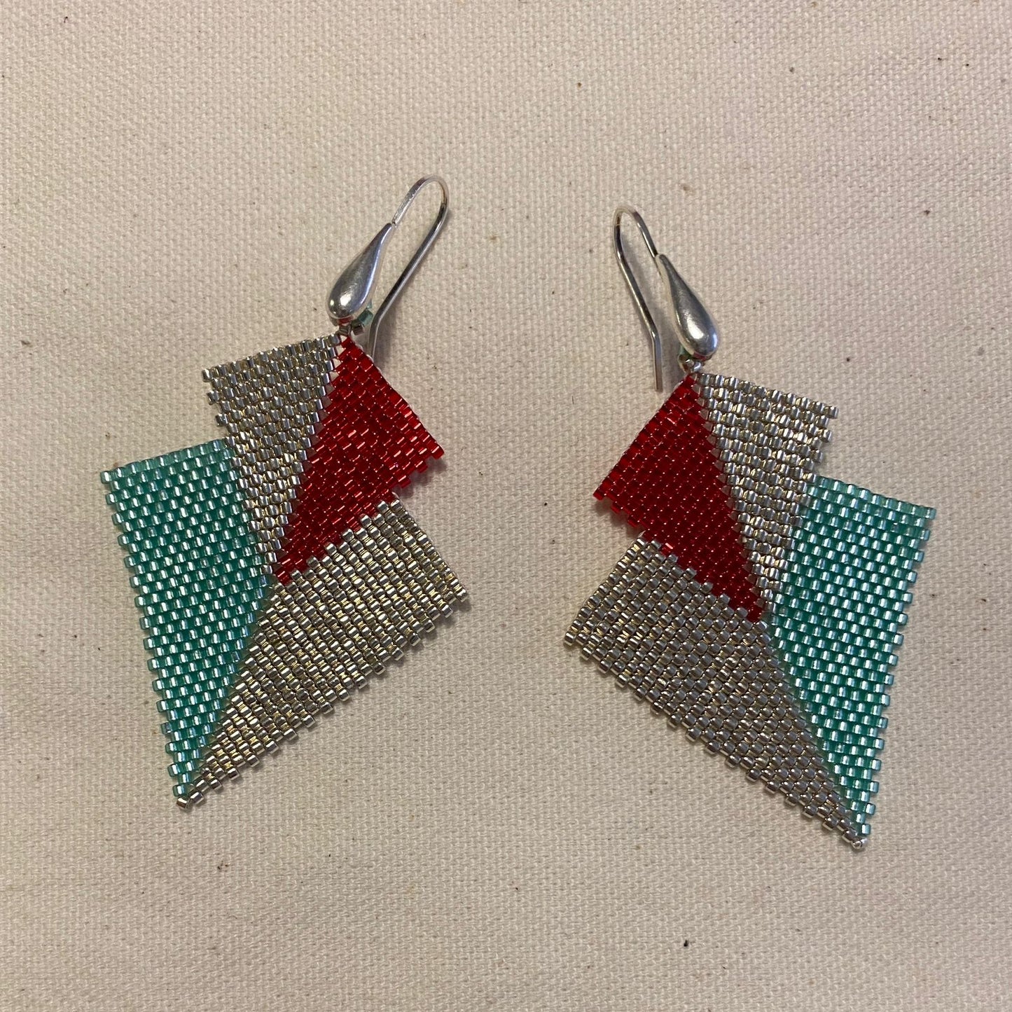 Aretes Atik Verde Agua y Plateado - Asimétrico
