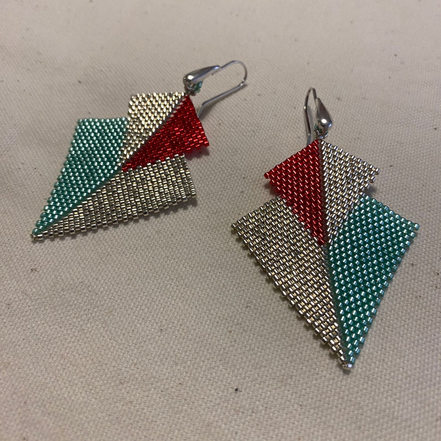 Aretes Atik Verde Agua y Plateado - Asimétrico