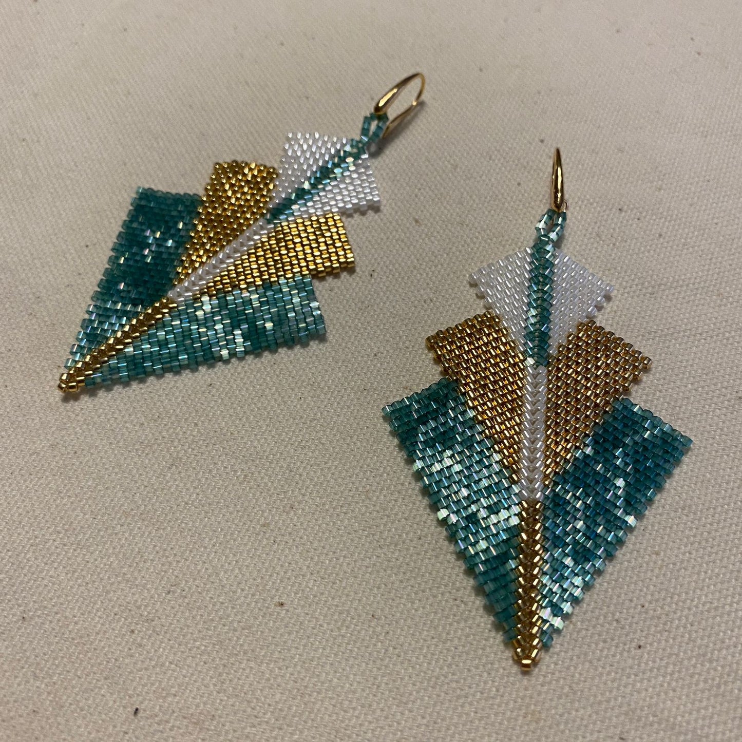 Aretes Danika Verde Escamas y Blanco