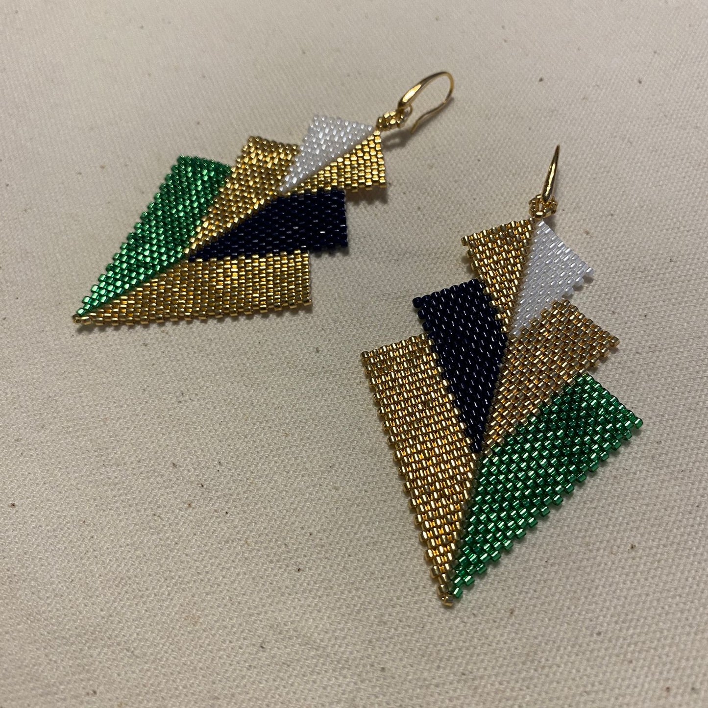Aretes Danika Dorado y Verde Limón - Asimétrico