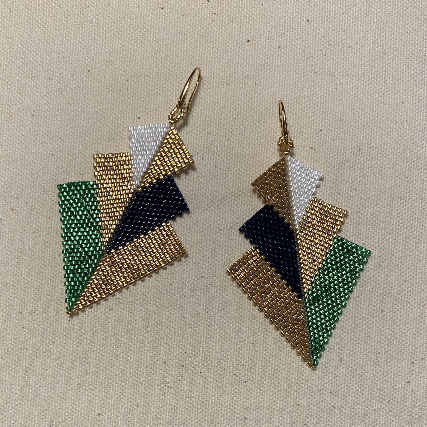 Aretes Danika Dorado y Verde Limón - Asimétrico