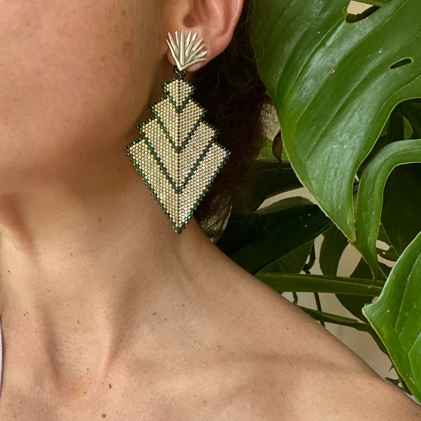 Aretes Vega Plateado y Verde con Broches Magueyes
