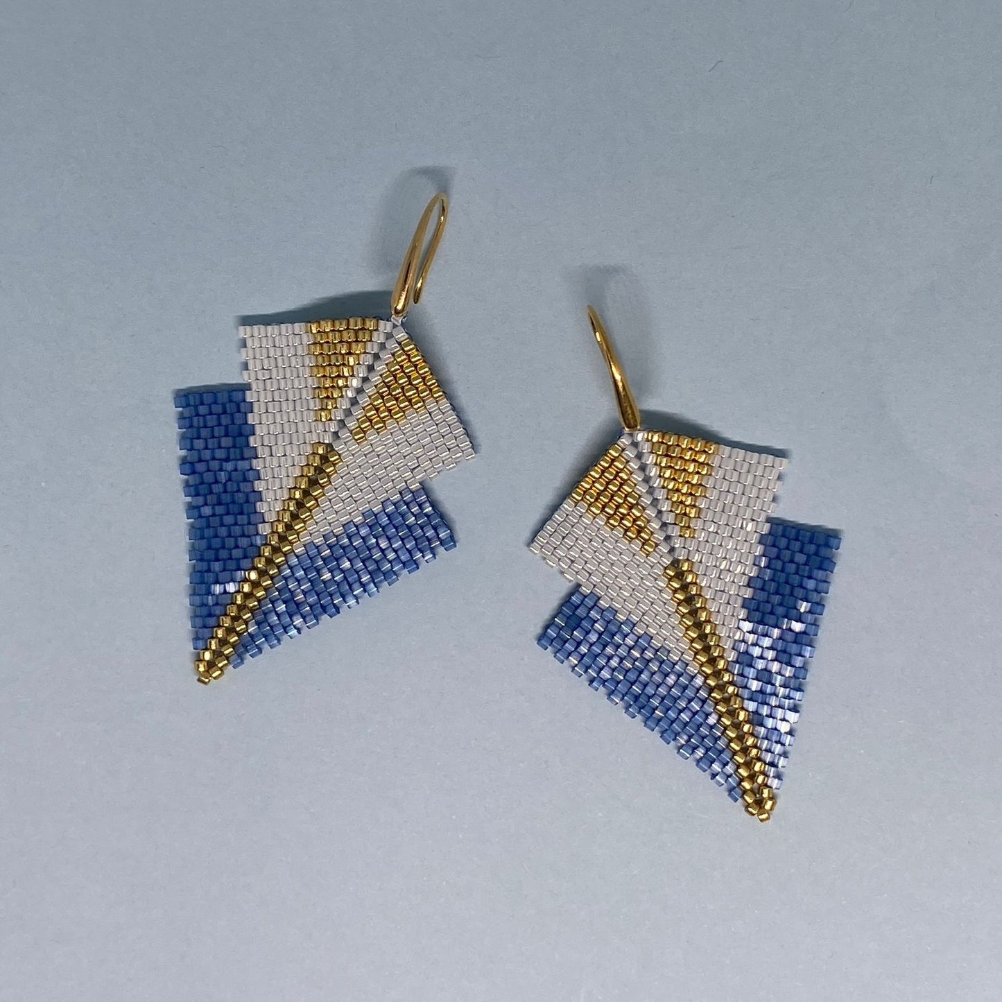 Conjunto Aretes Centauri y Pulsera Azul Escamas