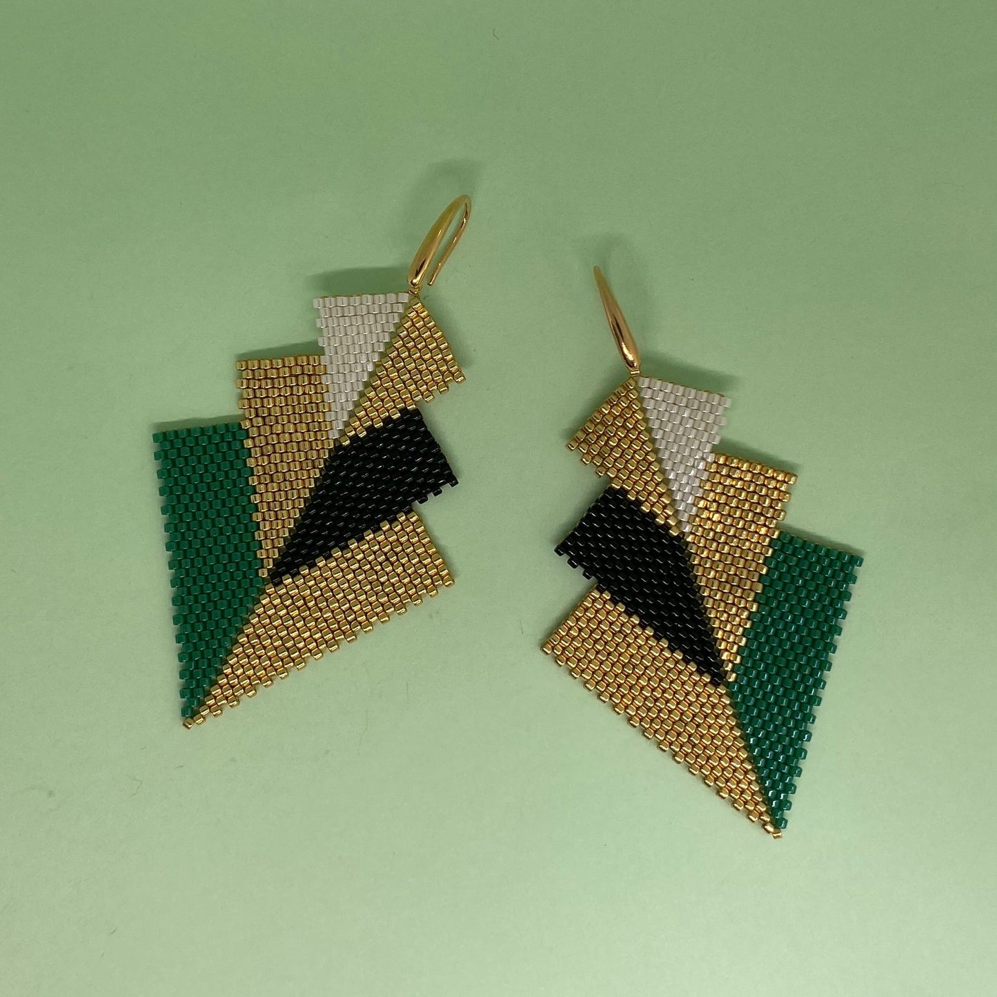 Aretes Danika Dorado y Verde Esmeralda - Asimétrico