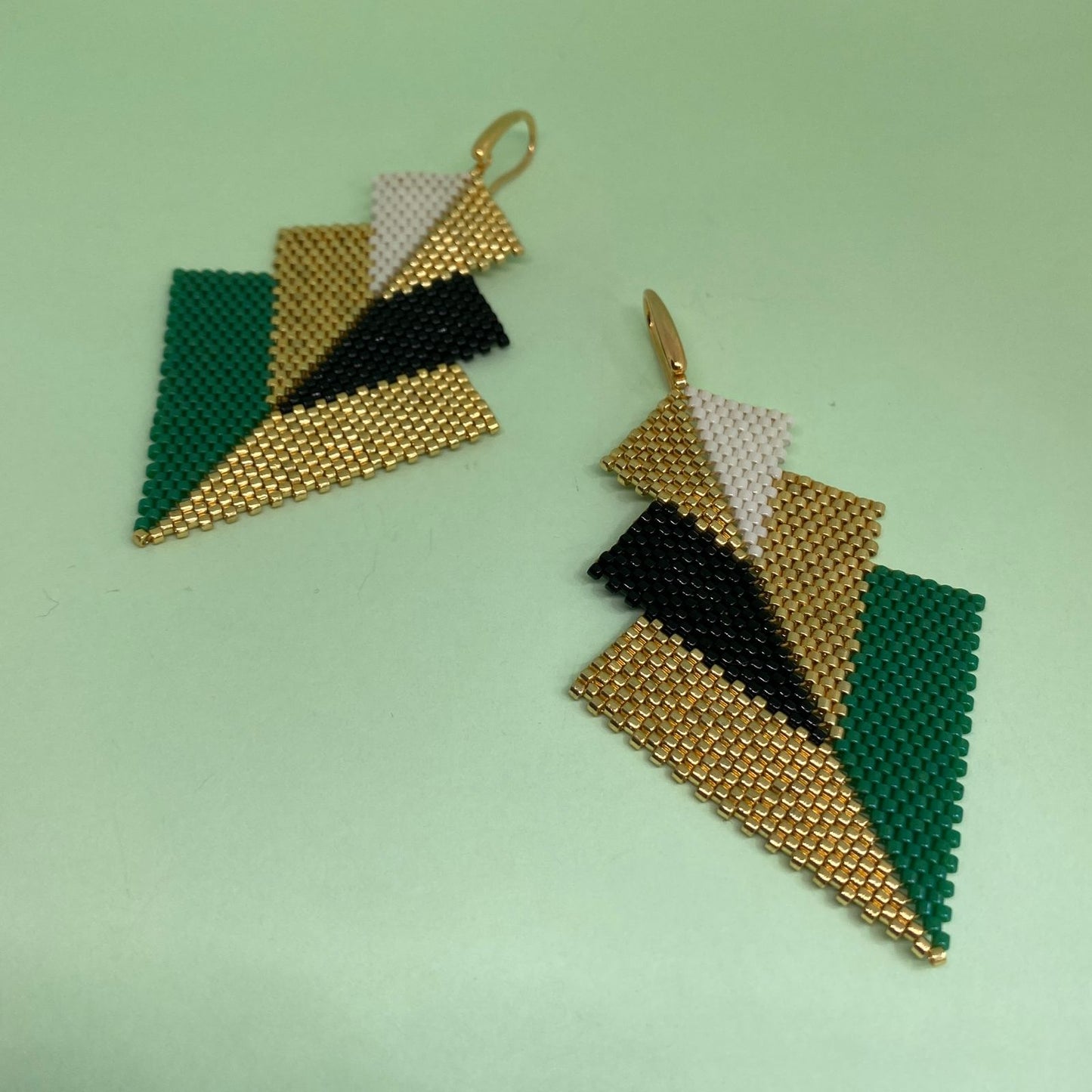 Aretes Danika Dorado y Verde Esmeralda - Asimétrico