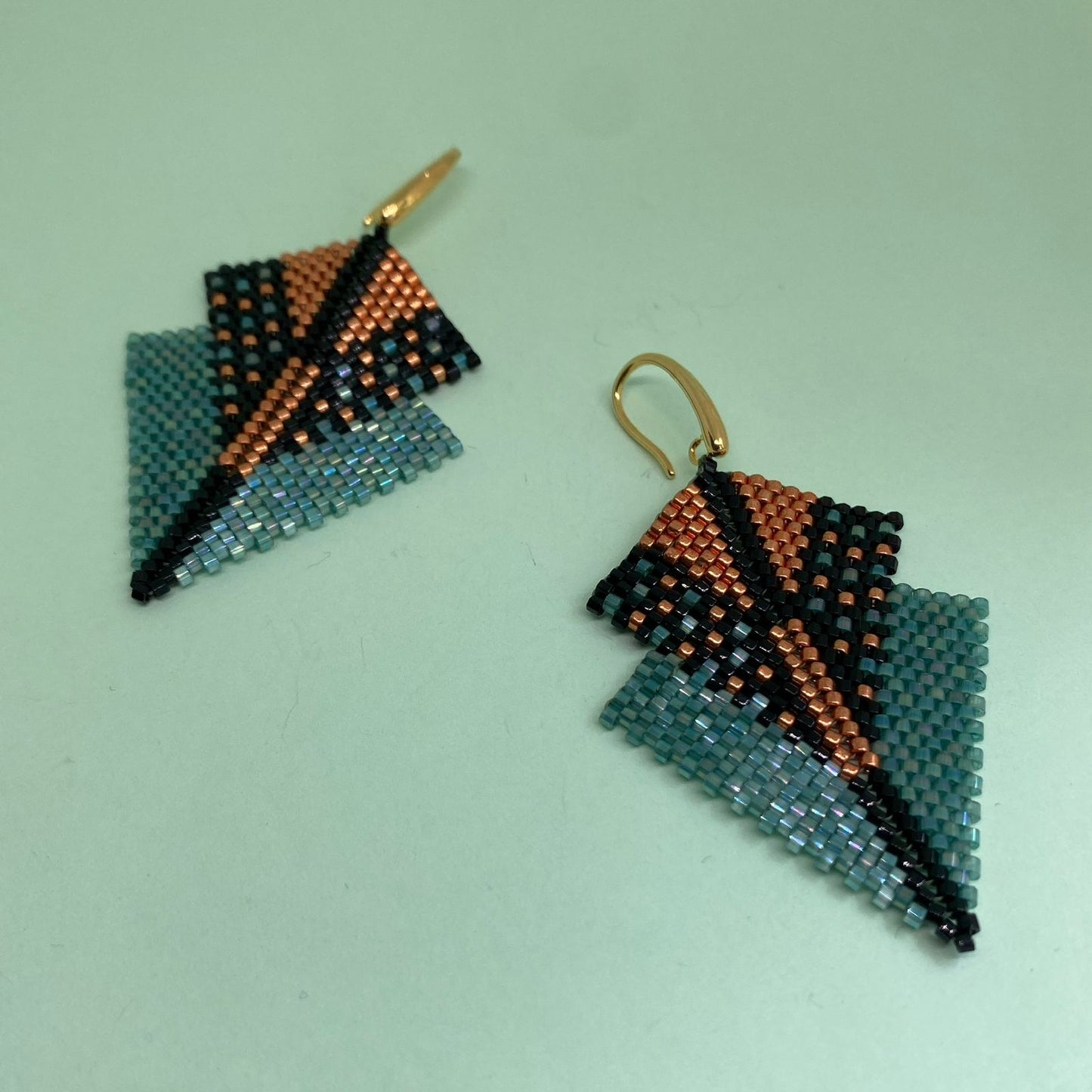 Aretes Centauri Verde Escamas, Cobre y Negro