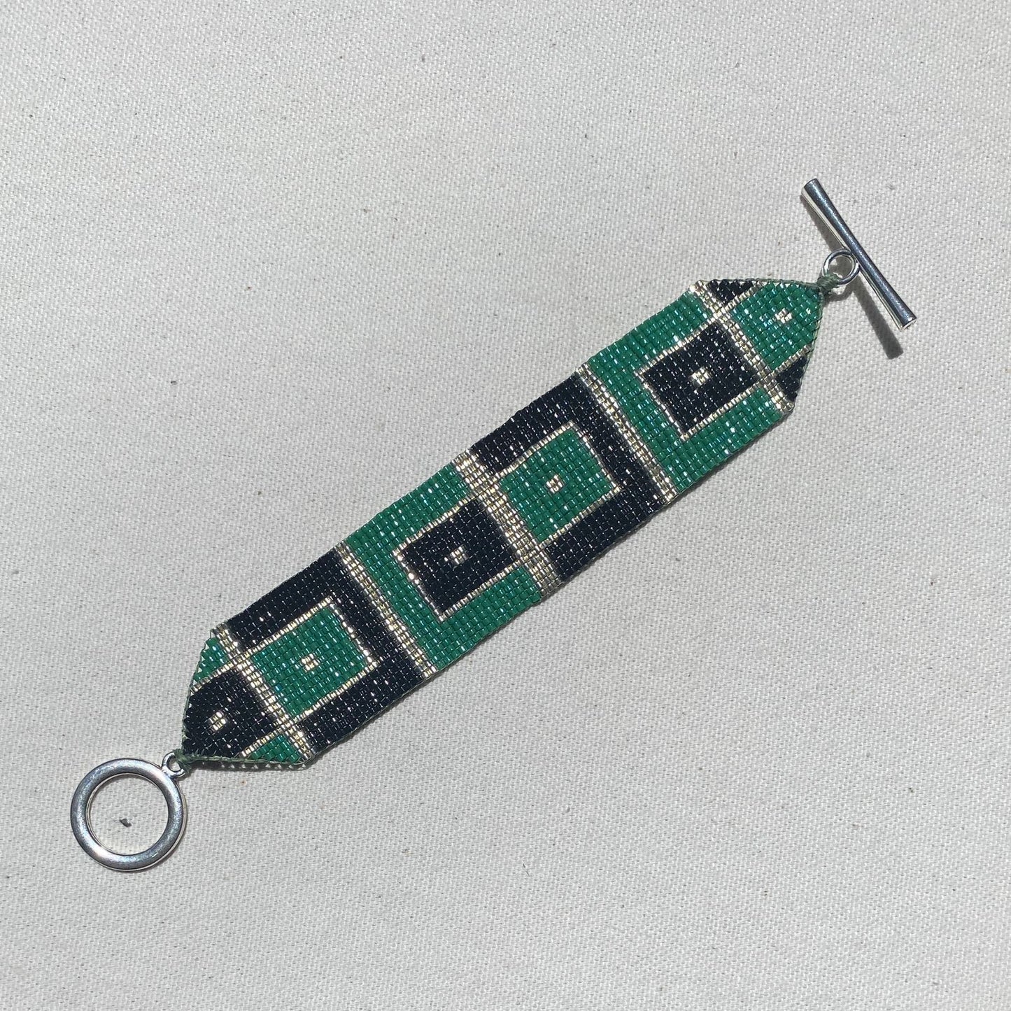 Conjunto Aretes Danika y Pulsera Cuadros Verde Esmeralda