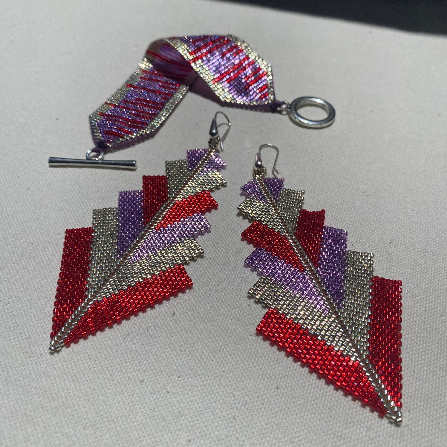 Conjunto Aretes Prabhas y Pulsera Líneas Rojo y Morado