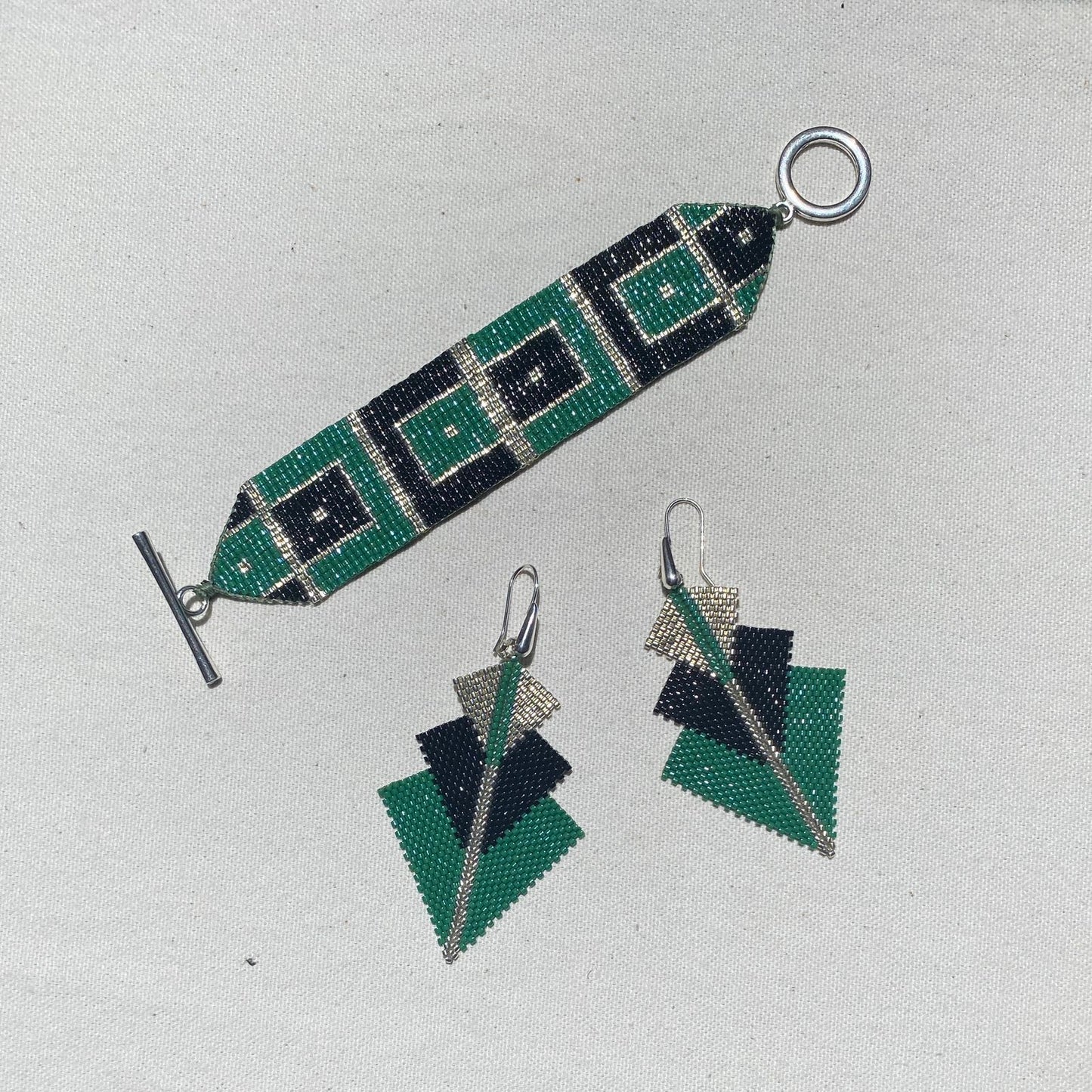 Conjunto Aretes Danika y Pulsera Cuadros Verde Esmeralda