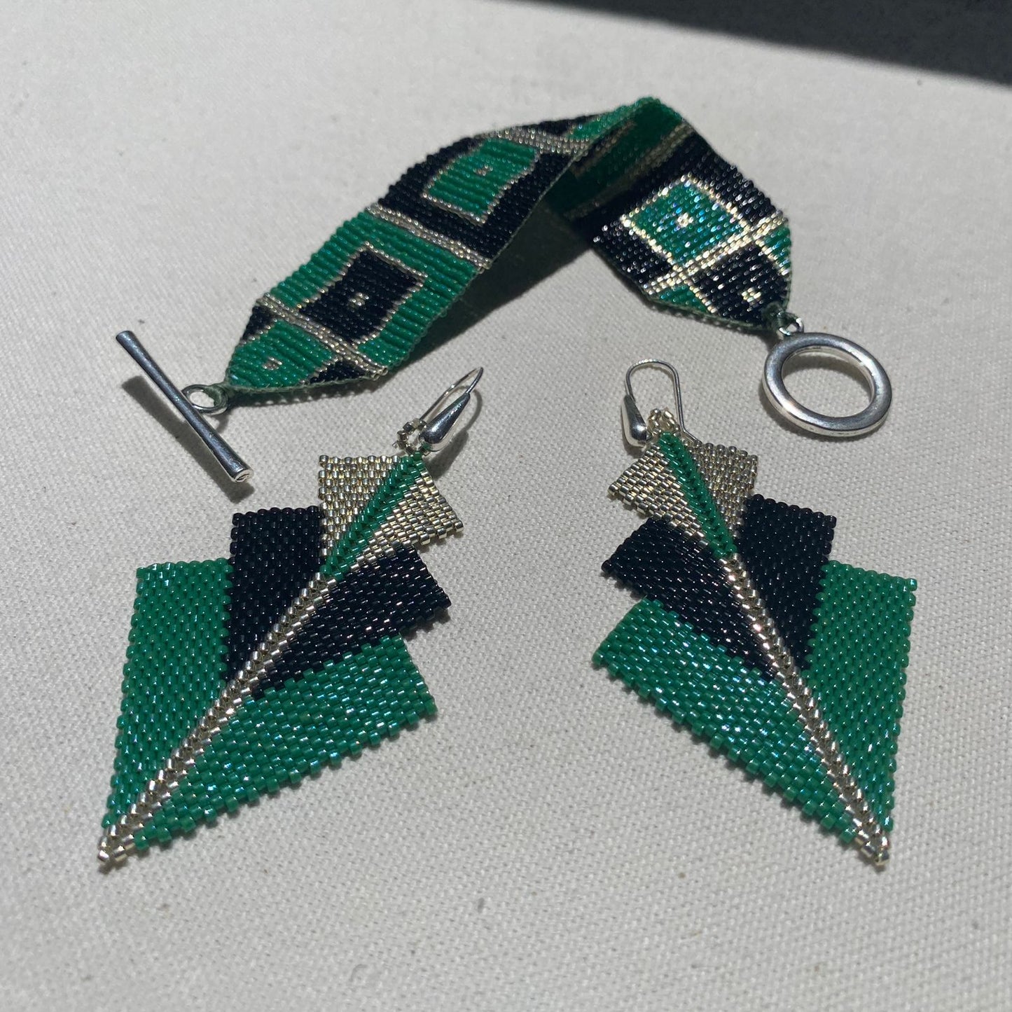 Conjunto Aretes Danika y Pulsera Cuadros Verde Esmeralda