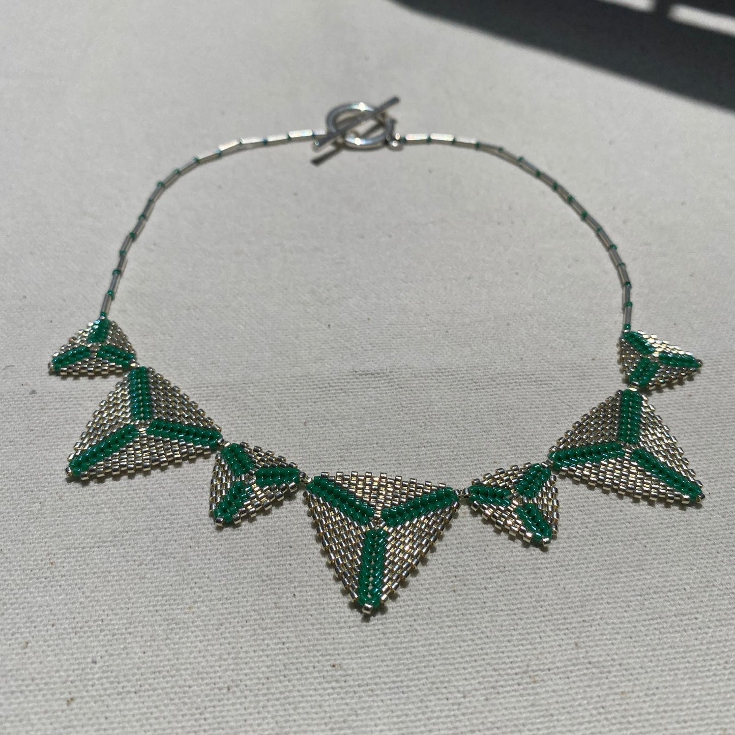 Collar Altaïr Verde Esmeralda y Plateado