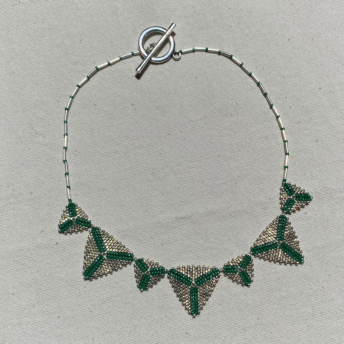 Collar Altaïr Verde Esmeralda y Plateado